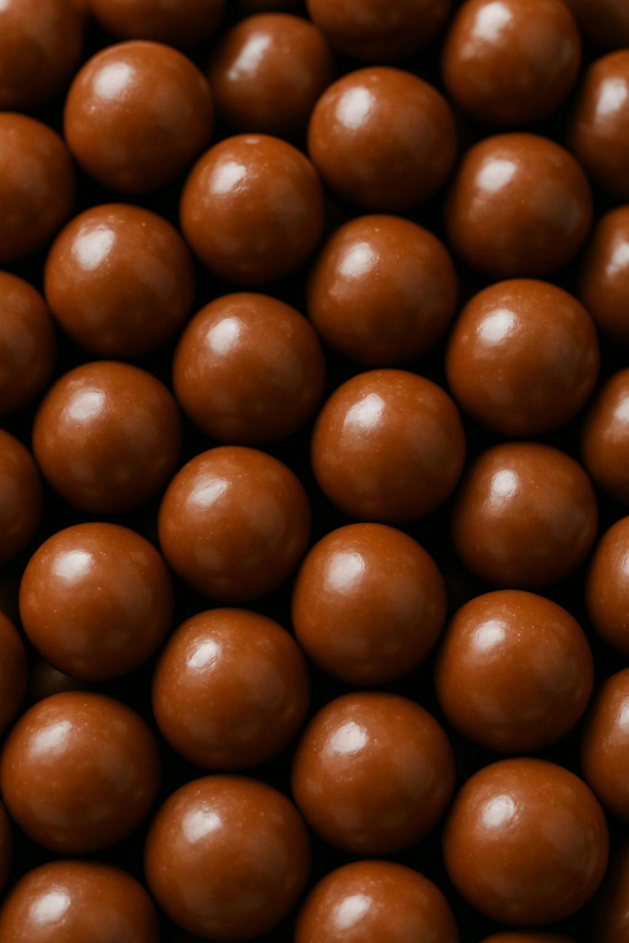 Dragee chocolate coated balls