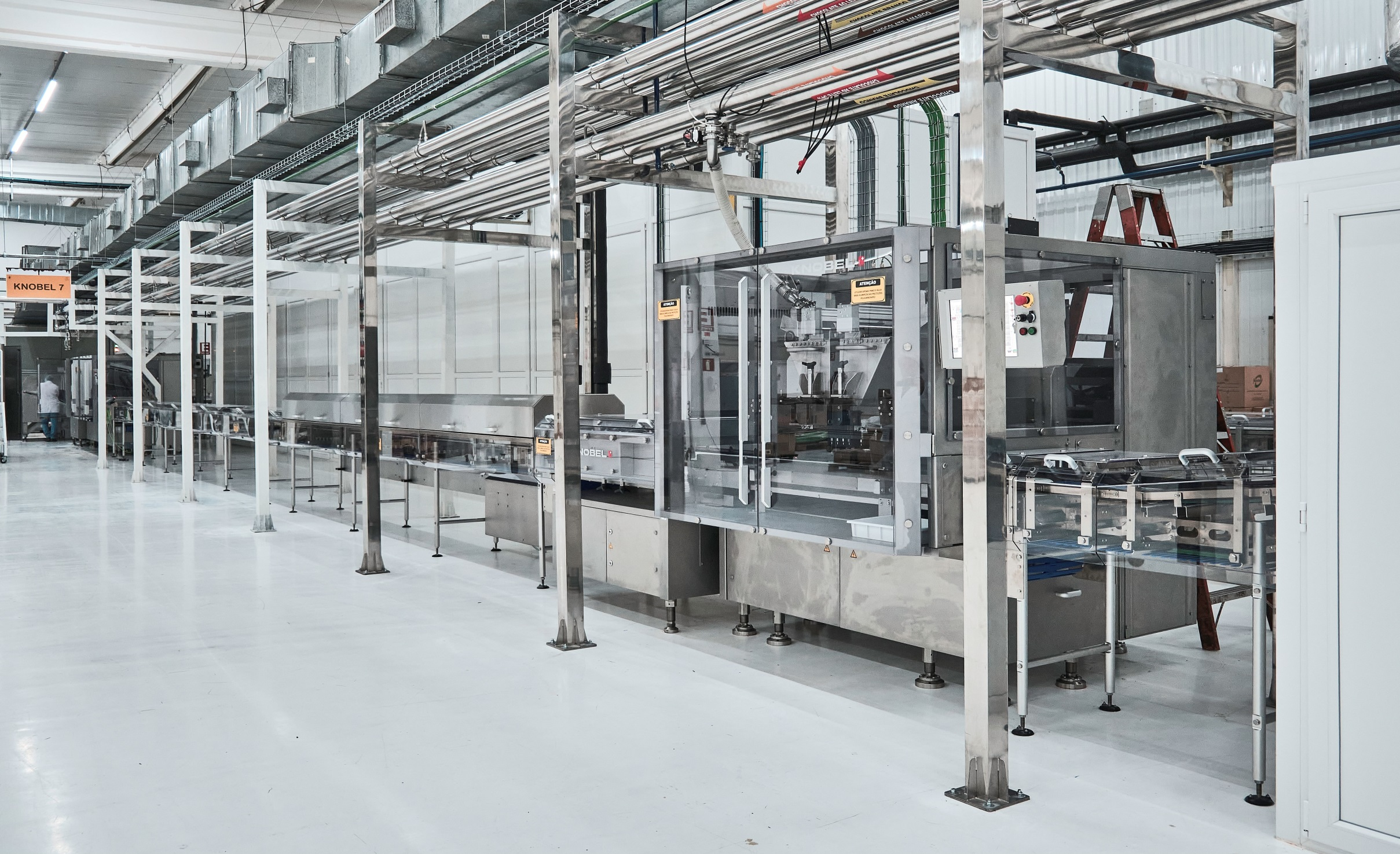 Wide shot of a Trikno moulding line in factory setting. 